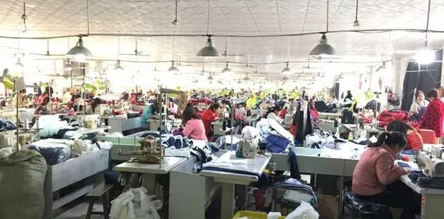 淮陰區(qū)袁集服裝廠生產旺季,吳靜、倪春曉一行人怎樣讓一車間的員工都做了這樣一件事?