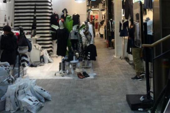 他海外創業服裝批發,照樣發家致富